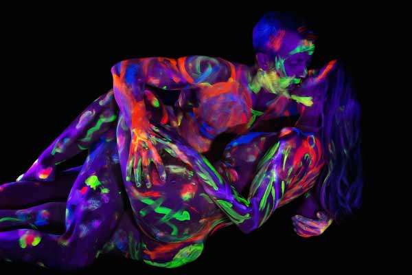 Capturing Intimate Brushstrokes in Glow-in-the-Dark Couples Boudoir